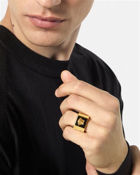 anillo versace oro hombre|Anillo Medusa esmaltado Oro,Negro .